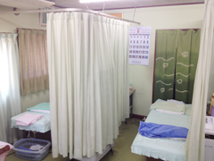 カーテンでプライベートが保護された治療の空間